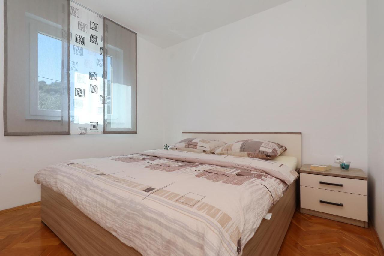 Apartment Dora Преко Екстериор снимка