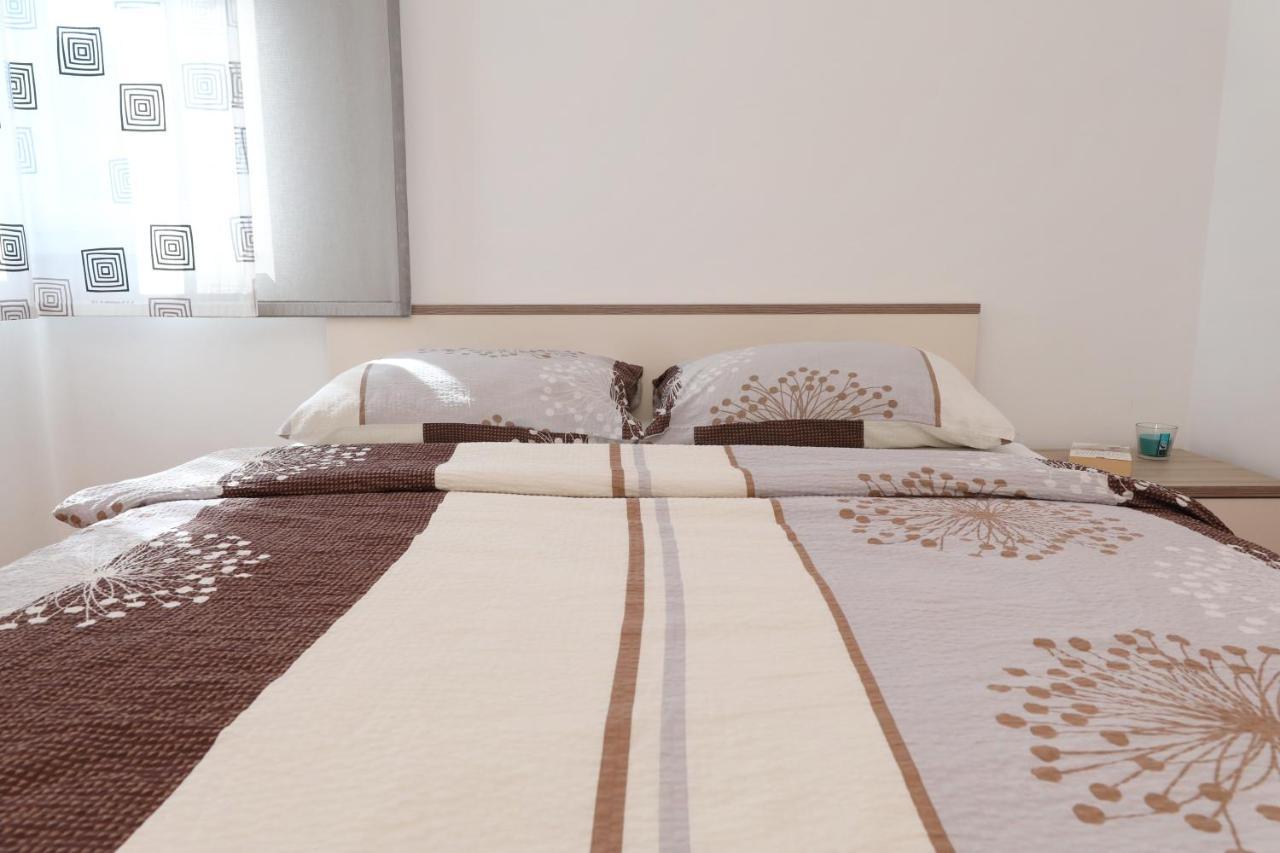 Apartment Dora Преко Екстериор снимка