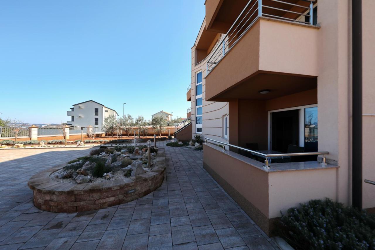 Apartment Dora Преко Екстериор снимка